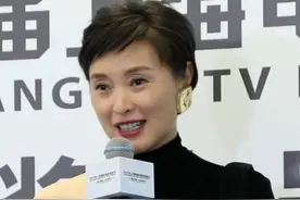 #吴越 凭借#县委大院 的艾鲜枝获得#白玉兰 最佳女主！感言说到：虽然自己戏份不多，也没有大开大合的戏，但是很感谢大家喜欢这些日常～视频封面