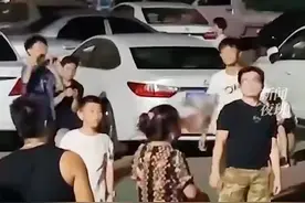 大妈抢占篮球场跳广场舞，一个球砸到头上，脑瓜子嗡嗡的……#大妈#广场舞 视频封面