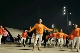 你动，我动，大家一起动起来啦，一点都不冷 @跳舞 #热全身视频封面