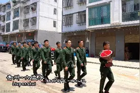 武警同志结婚了，除了新郎官，后面全部单身哦妹妹们，相当耐撕视频封面