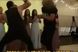 有够沙雕的哭😂 新郎在婚礼现场进行“摔跤赛”表演，可怜的挑战者还被新娘用折叠椅打……视频封面