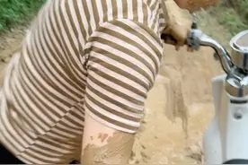 母女不慎摔倒后续#村里泥巴路视频封面