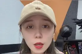#库里47分 库里扭伤脚踝，缠着厚厚的绷带，吃着止痛药砍下47分，我只有敬佩了#库里吃止疼药 #dou是球评人视频封面