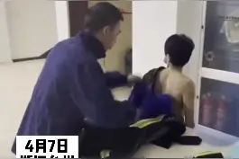 浙江台州一男子在家拔火罐后无法拔出，向消防员求助#消防员  #拔罐  #理疗