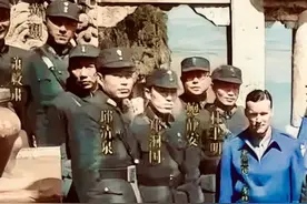 这张照片成为中缅印战区最具代表性的历史瞬间之一。作为抗日战争期间最为重要的远征军之一，中缅印战区的战士和将领们承担着沉重的历史责任，他们勇往直前，在战火硝烟中书写了属于中国军人的无数壮丽史诗。今天，我们铭记历史，纪念那些为国捐躯的先烈，更要继承和发扬他们不畏艰难、勇往直前的革命精神，为实现中华民族的伟大复兴不断奋斗！#铭记历史 #勿忘国耻 #合影留念视频封面