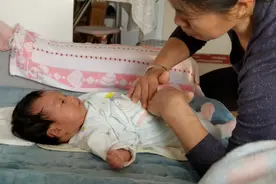 宝宝 肠绞痛  日常按摩手法视频封面