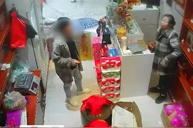 10日，湖南一 #男子谎称要大量糖果支开店主抱走8条价值近4000元香烟  #新闻 #湖南视频封面