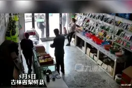 5月5日，吉林省梨树县，女子进店买农药轻生，老板发现不对劲不肯卖，女子离开后，老板又追出去耐心劝导。视频封面