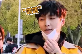 你长得好像张艺兴！哦我就是张艺兴。#张艺兴 #刘宪华 视频封面