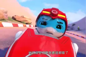 红眼暴走的菲菲开着赛车横冲直撞，猪猪侠怕她摧毁赛道想封印力量视频封面