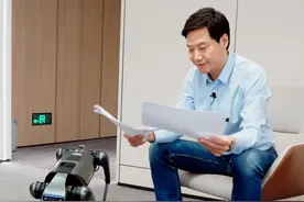 给大家看看我和铁蛋在上场前的互动～#雷军带着铁蛋出道 视频封面