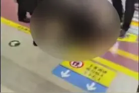 #官方回应西安地铁安保强行拖拽女子下车，因女子与人发生冲突拒不下车反应激烈，女子被拖出地铁时衣衫不整视频封面