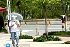 5月28日，广东广州，这条街最靓的仔，女孩烈日下打透明伞#遮阳伞 #666视频封面