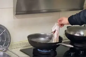 近日，江苏一网友跟着爸爸学做鱼，没想到鱼儿上演自主翻面！#做饭 #迷惑行为视频封面