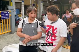 你不去买菜，你真不知道市场的叔叔阿姨， 不止只会对联，还会唱歌，哈哈，笑死我了！#搞笑视频 #看一遍笑一遍 #传递正能量视频封面