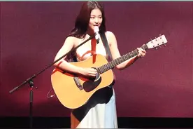 #jennie 吉他弹唱，妮妮这一面好温柔！#jennie弹吉他 #娱乐播报台 视频封面