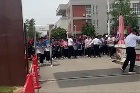 高考采访的正确使用方式！高考第一场结束后，同学们这样说！#长垣 #直击高考现场 #第一个迈出高考考场的考生 #2023高考第一天视频封面