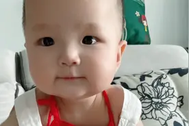 哥哥要给妹妹脱衣服洗澡🛁 还把妹妹搞哭了😂视频封面