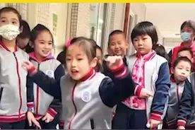 3月24日福建福州，小女孩课间跳舞被围观，火力全开的样子太飒了  #宝藏女孩  @河南广播电视台民生频道视频封面