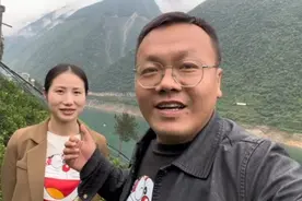 湖北秭归的伦晚脐橙，橙香浓郁汁水充足，作为湖北的女儿女婿视频封面