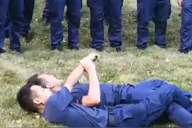 很实用！消防员小哥哥教你如何更容易背起晕倒的人。