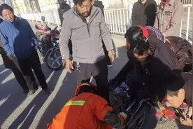 玉树藏族自治州曲麻莱县一小女孩脚踝被卡在两轮摩托车后轮与链…视频封面