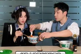 @陈小纭 @高瀚宇KD 吃馄饨加不加辣？吃饭前拍照？像极了小情侣的日常哈哈哈#娱乐评论大赏 #追星日常 #陈小纭 #高瀚宇 #陈小纭高瀚宇吃馄饨演我 @DOU+小助手视频封面