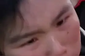 服务员被顾客恶意扇耳光 情绪崩溃大哭 老板娘挺身而出:我要保护她!视频封面