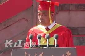 23日，#武汉大学毕业典礼 校长窦贤康“五音不全”唱《再见》：作为校长我还是说几句柔情的话。#毕业典礼 视频封面