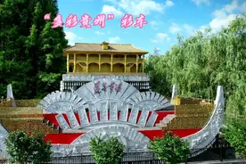 国庆六十周年“多彩贵州”彩车，以遵义会议会址为整车视觉重点。视频封面