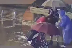 暖心一幕！女子雨夜斑马线上被撞，众人拦车护人，一学生全程为伤者撑伞。#交通安全 #感动视频封面