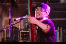 张尕怂一首《黄河瑶》唱出了男人们的心酸苦楚，民谣直接内心视频封面