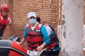 7月23日河南新乡，洛阳小伙王一博赶赴受灾现场救援，发放物资时关心喊话“人往后站！”#河南暴雨互助 视频封面