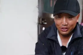 村民大半夜叫我去割蜂蜜，整得很是神秘，原来农村土蜂蜜是这样取的#度假康养到贵州 #千重岭 #乡村旅游 视频封面