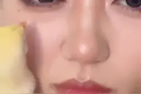 女孩自拍时突然被小鸡啄眼睛：挺危险,幸好戴了美瞳！视频封面