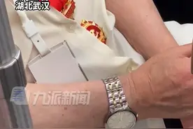 6月29日，湖北武汉，网友地铁上偶遇白发爷爷胸前戴着“光荣在党50年纪念章”。视频封面
