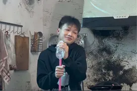 “舞台不大，但要自信。”#修车小杨 #翻唱 #光辉岁月视频封面