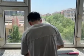 涂上尤尼克斯的图标 拍子瞬间变的高级了#羽毛球 #羽毛球拍