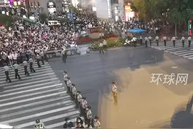 上海南京路再现拉链式过马路：武警组成“人墙”疏导人流视频封面