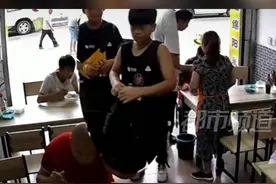 真实！小学生进店吃饭，看见老师坐里面扭头就跑！ #小学生 视频封面