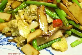 家常菜-蒜苔炒豆干，美食持续更新~#美食教程 #蒜苔炒香干 视频封面