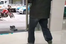 小小的细节让人感动！大叔怕踩脏地面，拖鞋进入银行办业务。#感人一幕 #正能量 #社会百态视频封面