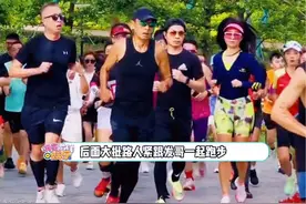 #周润发 一连几天在上海外滩跑步，今天更是大批路人跟随发哥一起跑，跑步结束后和大家热聊，这样低调的明星还有谁？视频封面