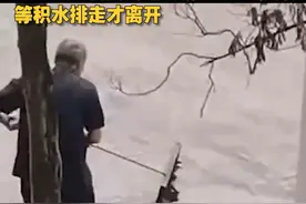 您真帅！#郑州大爷冒雨蹲路边清理井盖杂物，等积水排走才离开。平凡人做不平凡的事！视频封面