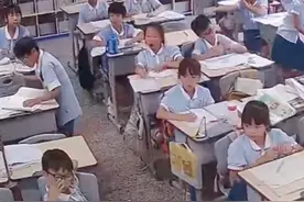 6月25日，浙江温州，男孩幼儿园放学后，趁奶奶不注意，偷偷溜进小学教室给姐姐喂糖#可爱的学生 #暖心 #姐弟 视频封面