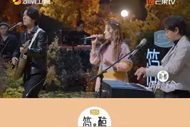 #南拳妈妈时隔15年合体唱牡丹江# 这期#时光音乐会# 节目现场，#南拳妈妈# 15年后终于合体，同台合唱《牡丹江》，瞬间唤醒所有人的共同音乐记忆，谁的青春又回来了？视频封面