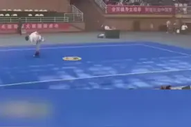 入戏太深~＃小伙表演醉拳倒地吓坏工作人员视频封面