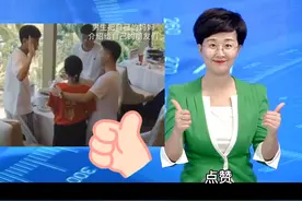 男生跟朋友在餐厅用餐，无意间发现服务员是自己妈妈，后来的做法令人#暖心 #正能量 视频封面