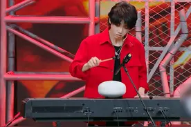 #王牌对王牌 华晨宇用空铃鼓&电子琴即兴表演，鼓声空灵，琴声有力，合二为一视频封面