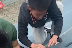 4月20日江苏南通，你们掉进下水道的耳机有救了，大学生火钳配上兰花指成功捞出 #这是高手  #搞笑   #耳机视频封面